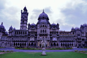 https://upload.wikimedia.org/wikipedia/commons/thumb/a/a1/Laxmi_Vilas_Palace%2C_Vadodara.jpg/1200px-Laxmi_Vilas_Palace%2C_Vadodara.jpg
