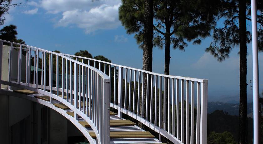 The Pine Crest Menage