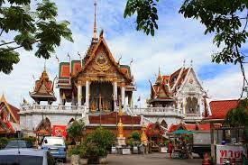 18. Wat Hua Lamphong: A Lively Temple